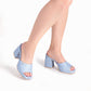 Modelando sandalias de vestir color azul tacón alto cuadrado para mujer