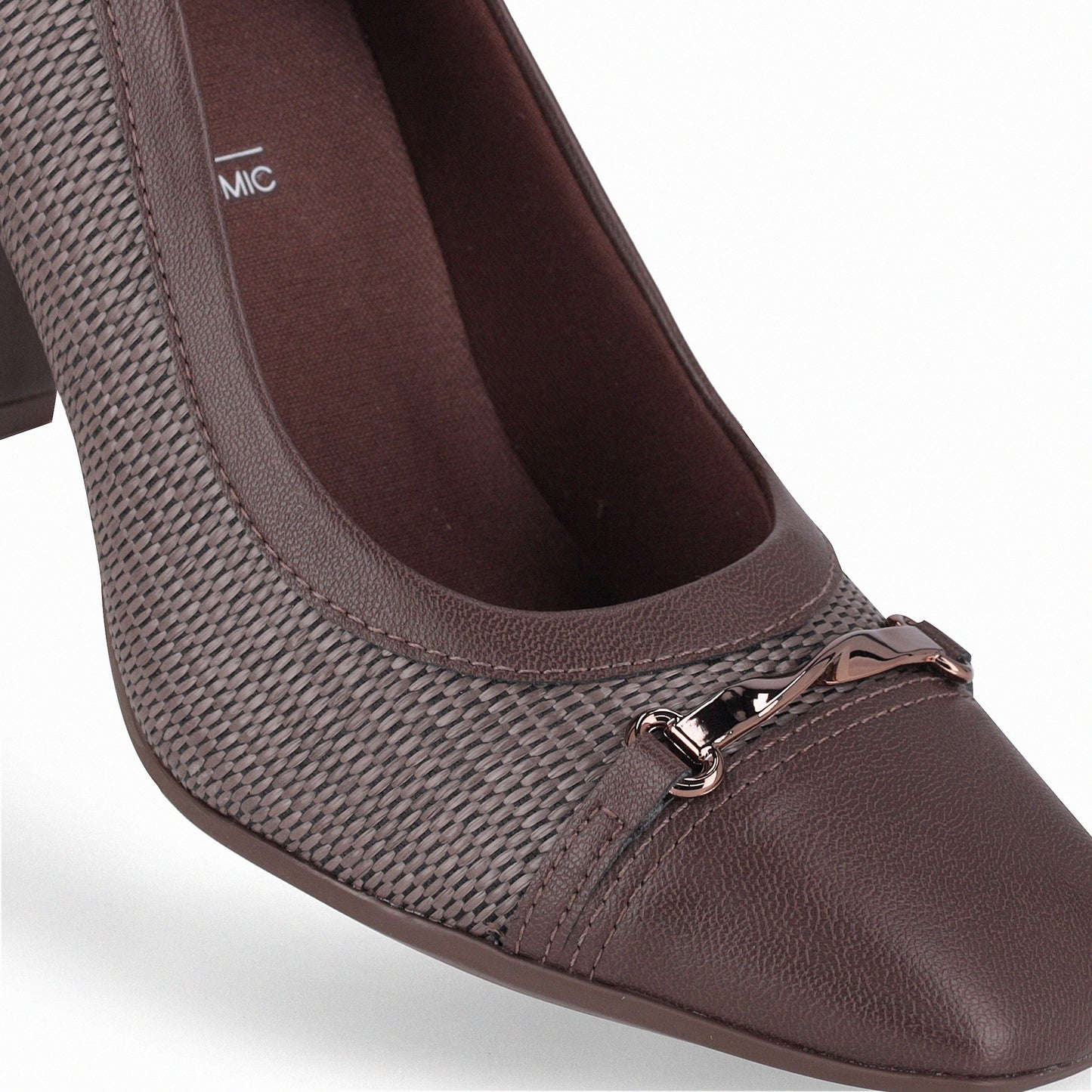 Zapatilla clásica de tacón alto con detalle tejido
