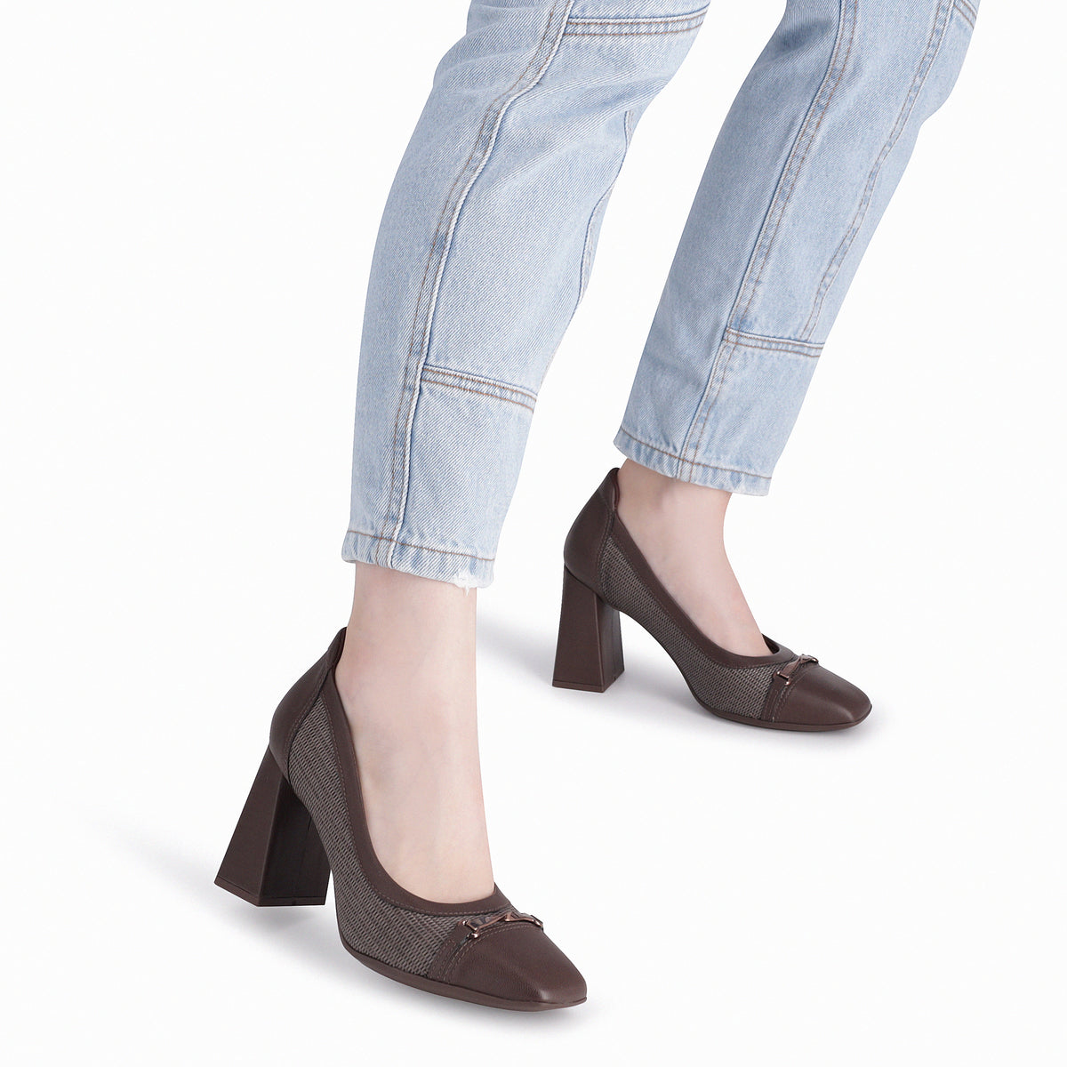 Zapatilla clásica de tacón alto con detalle tejido