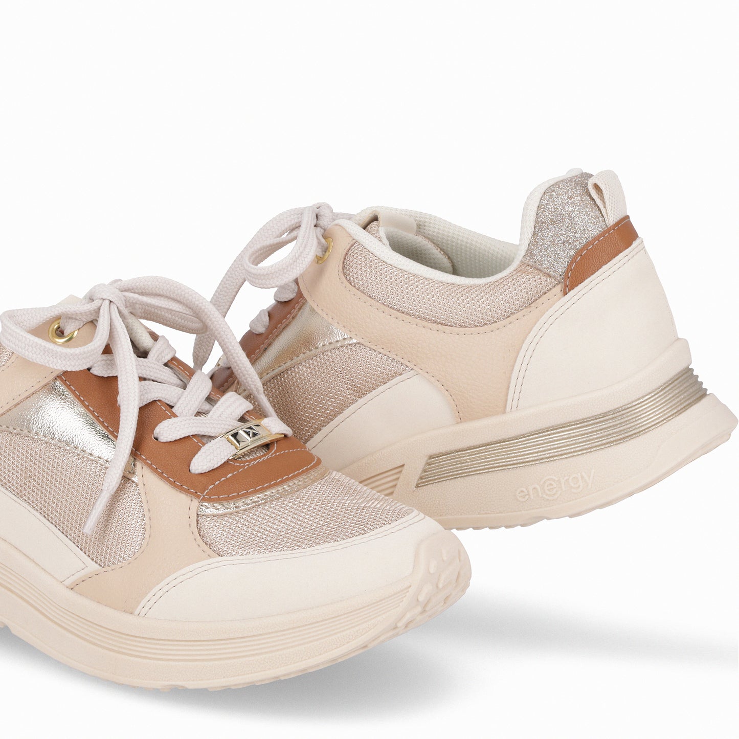 Tenis deportivos modernos con detalles y textura de malla – Energy