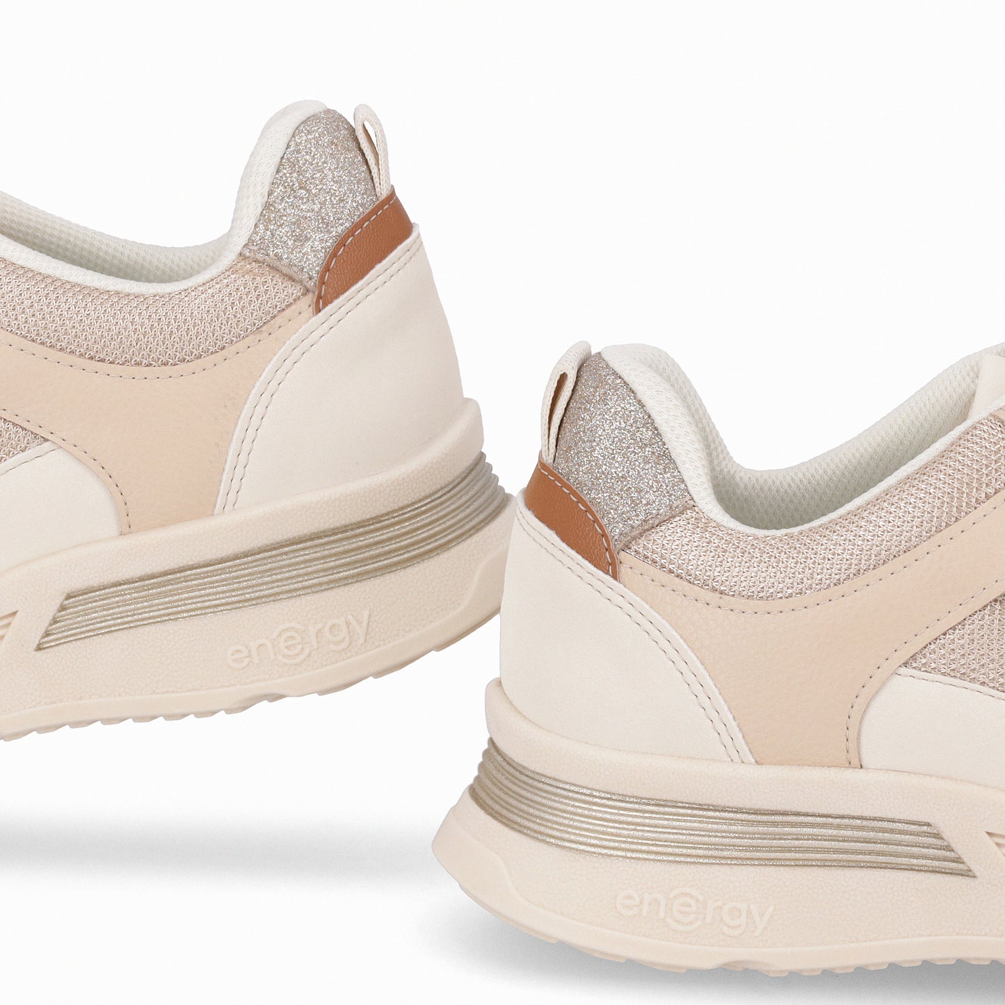 Tenis deportivos modernos con detalles y textura de malla – Energy