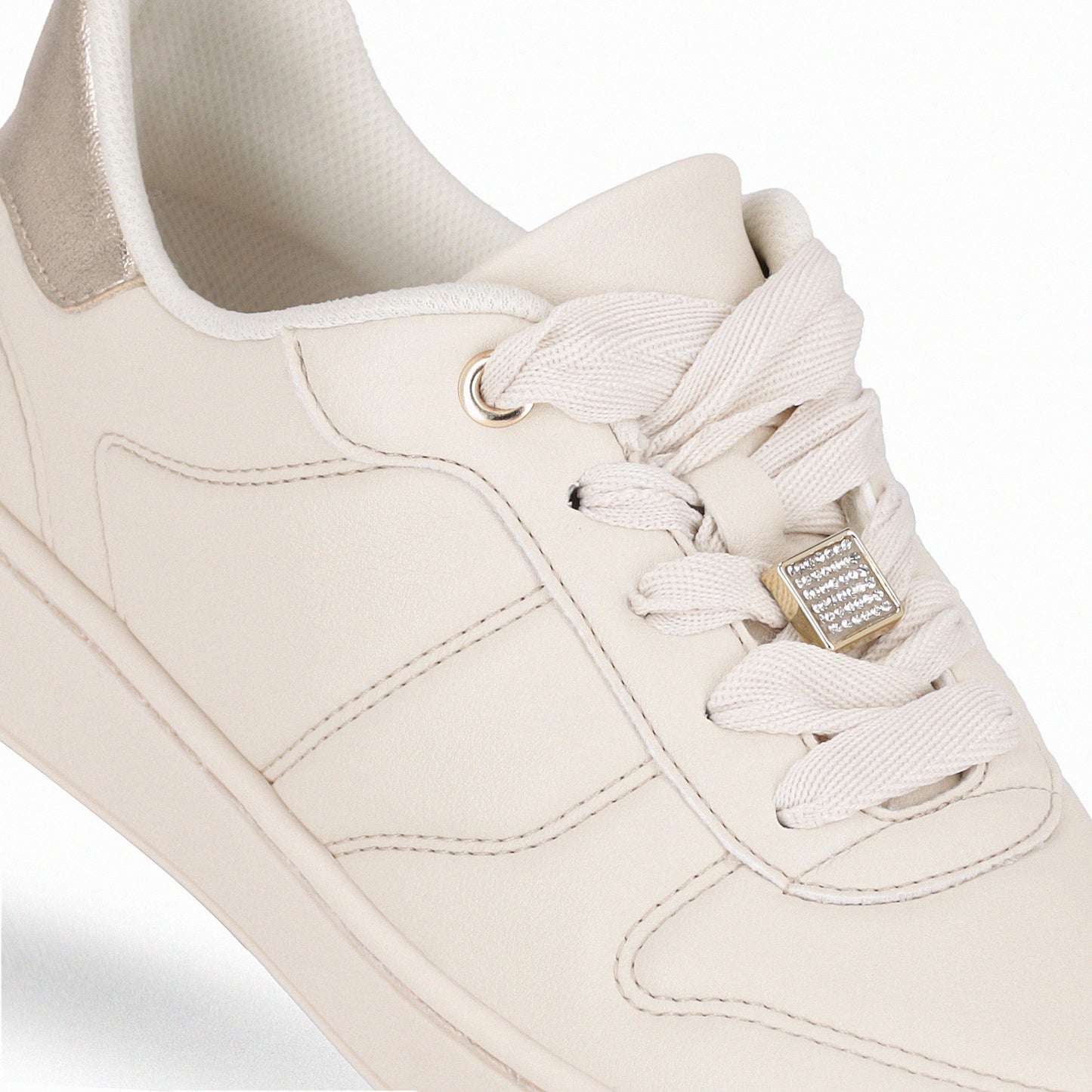 Tenis casuales con detalles de costuras y eslabón en cordones – Beta