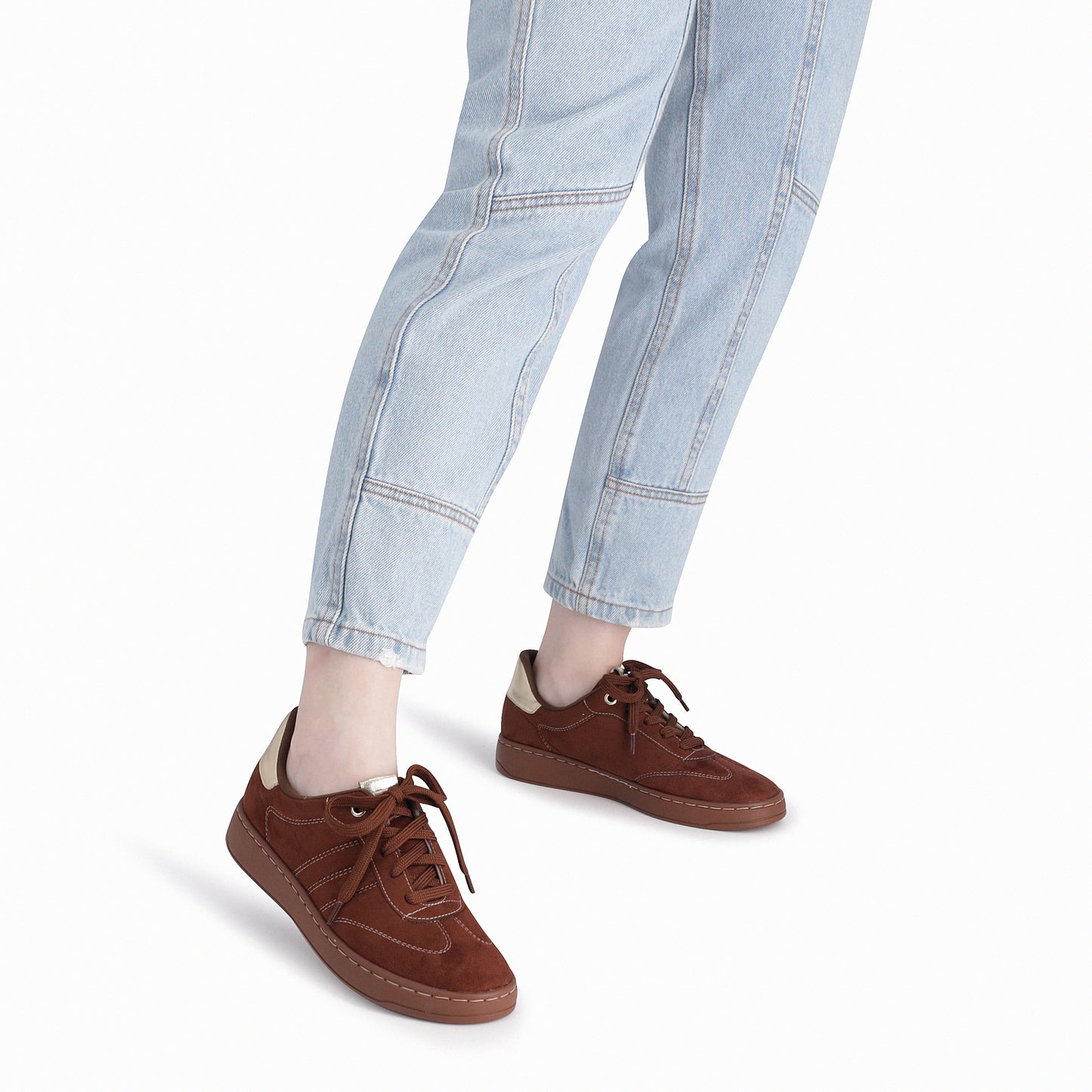 Tenis modernos con costuras y detalle en talón para mujer – Beta