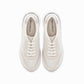 Tenis casuales blancos con tonalidades en café con plataforma 4 cm diseño geométrico en relieve para mujer, colección Nina. Vista desde arriba.