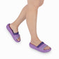 modelo con par de sandalias para playa acolchadas moradas para mujer
