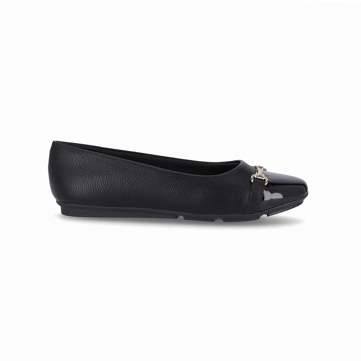 Balerina color negro para mujer de tacón bajo 1 cm con adorno tipo estribo al frente y puntera cap toe. Diseño para juanetes, suela adherente, flexible y cómoda.