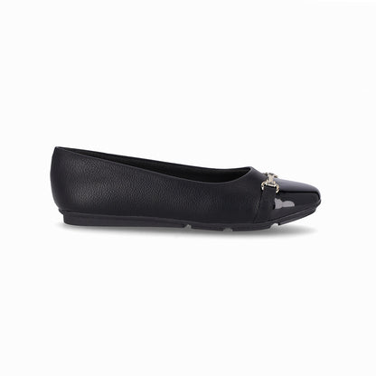 Balerina color negro para mujer de tacón bajo 1 cm con adorno tipo estribo al frente y puntera cap toe. Diseño para juanetes, suela adherente, flexible y cómoda.