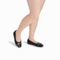 Modelo con balerinas color negro para mujer de tacón bajo 1 cm con adorno tipo estribo al frente y puntera cap toe.