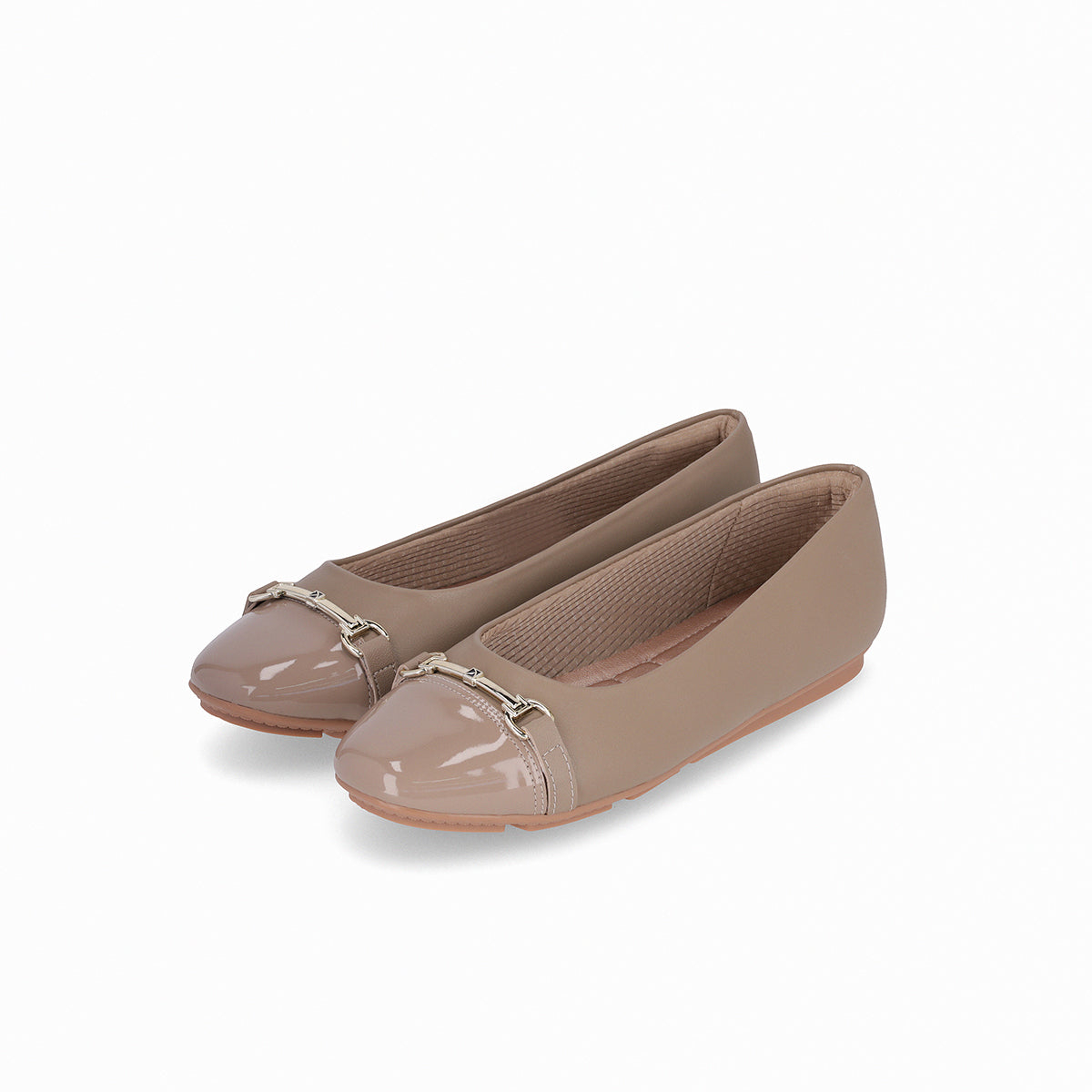 Balerina color arena para mujer de tacón bajo 1 cm con adorno tipo estribo al frente y puntera cap toe