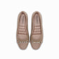 Balerina color arena para mujer de tacón bajo 1 cm con adorno tipo estribo al frente y puntera cap toe, vista de la platilla muy cómoda.
