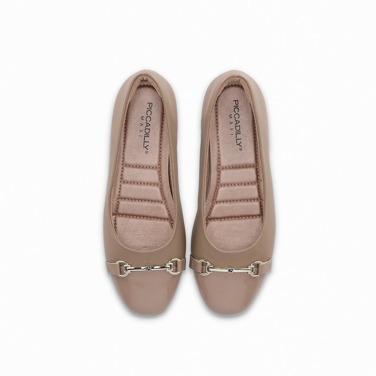 Balerina color arena para mujer de tacón bajo 1 cm con adorno tipo estribo al frente y puntera cap toe, vista de la platilla muy cómoda.