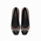 Balerina bicolor café y negro con tacón bajo de 1.5 cm con hebilla para mujer. Cómodas, flexibles, colección Michele. Ideal para largas jornadas caminando en el trabajo.