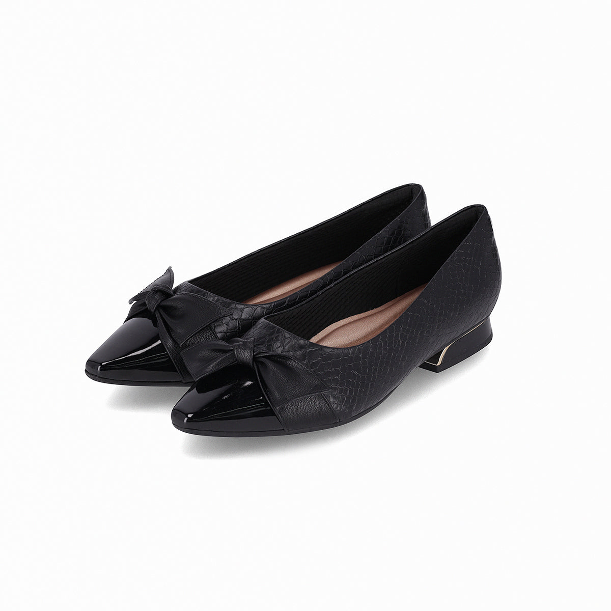 Balerina color negro, tacón bajo 1 cm, con doble textura y moño decorativo, puntera en punta cap toe para mujer. Elegante, cómoda y sofisticada.