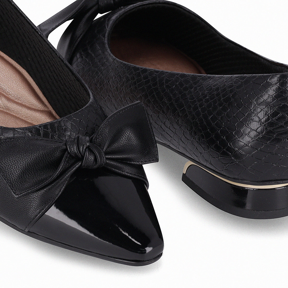 Balerina color negro, tacón bajo 1 cm, con doble textura y moño decorativo, puntera en punta cap toe para mujer. Elegante, cómoda y sofisticada. Vista de la punta y el tacón