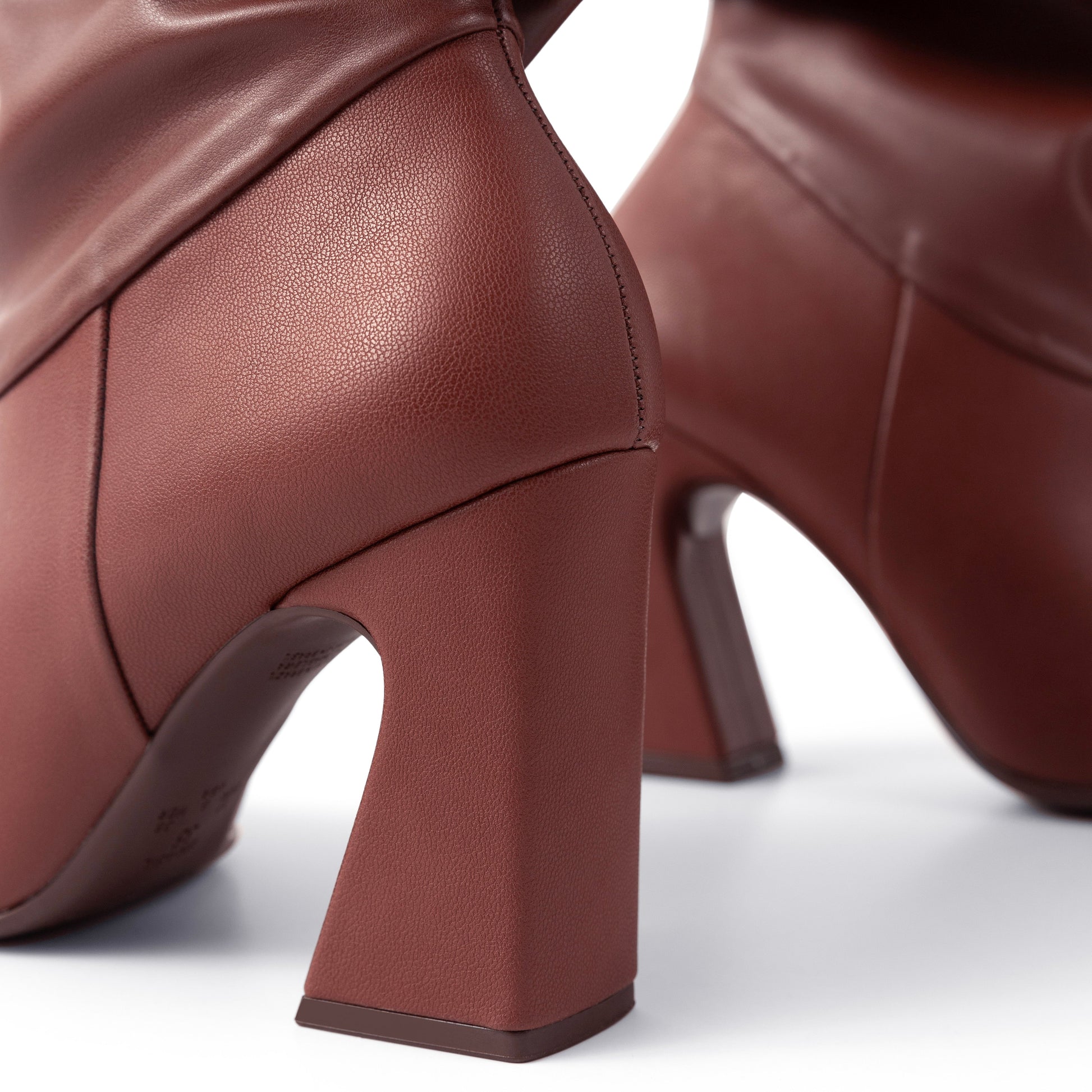 bota silvana a media pierna de tacon alto diseno fruncido para mujer café